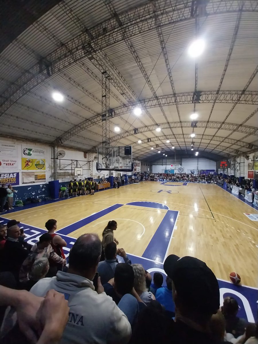 MarceloPatania's tweet photo. Más de 700 personas en el @circulo_vera para la segunda final que fue para Huracán de SJ. Previo a eso el U13 ganó por 1 a C R de Calchaquí. Este club debe ser uno de los pocos en el que los que laburan, pagan la entrada y todo lo q consumen, 👏👏👏 con orgullo lo digo. https://t.co/P7k37IHmQN