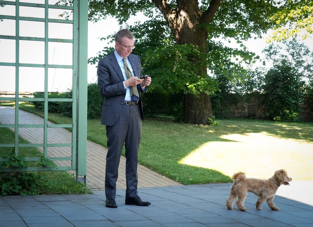 edgarsrinkevics's tweet photo. Ilmārs Znotiņš pieķēra darbā ar dokumentiem un padomniekiem. https://t.co/AP9wyyx5ox