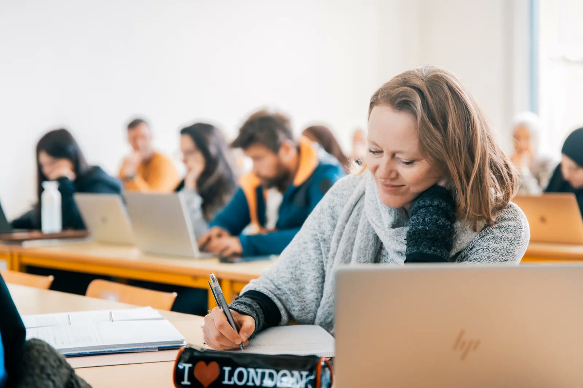 Op vijf jaar tijd ziet hogeschool Odisee het aantal cursisten bij kortdurende opleidingen met 45% stijgen.  (navormingen, studiedagen en postgraduaten)
“Levenslang leren bereikt een steeds groter publiek”, zegt Luk Schoofs, directeur Levenslang Leren.

prez.ly/W9Nc