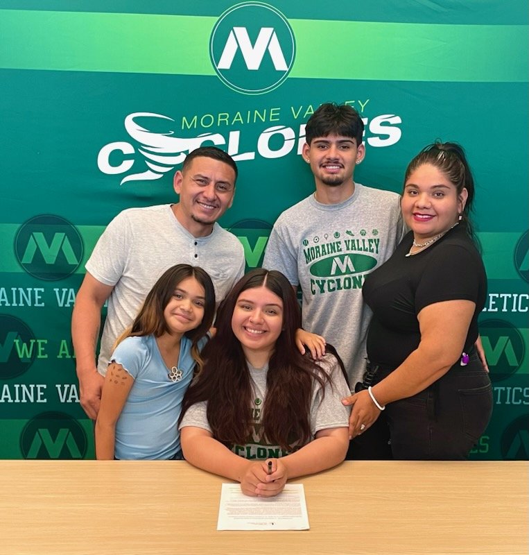 COMMITTED!! Women's Soccer announces the signing of Midfielder Arlenne Zarate of Hubbard HS. Welcome to the family Arlenne!! #MVCC💚⚽