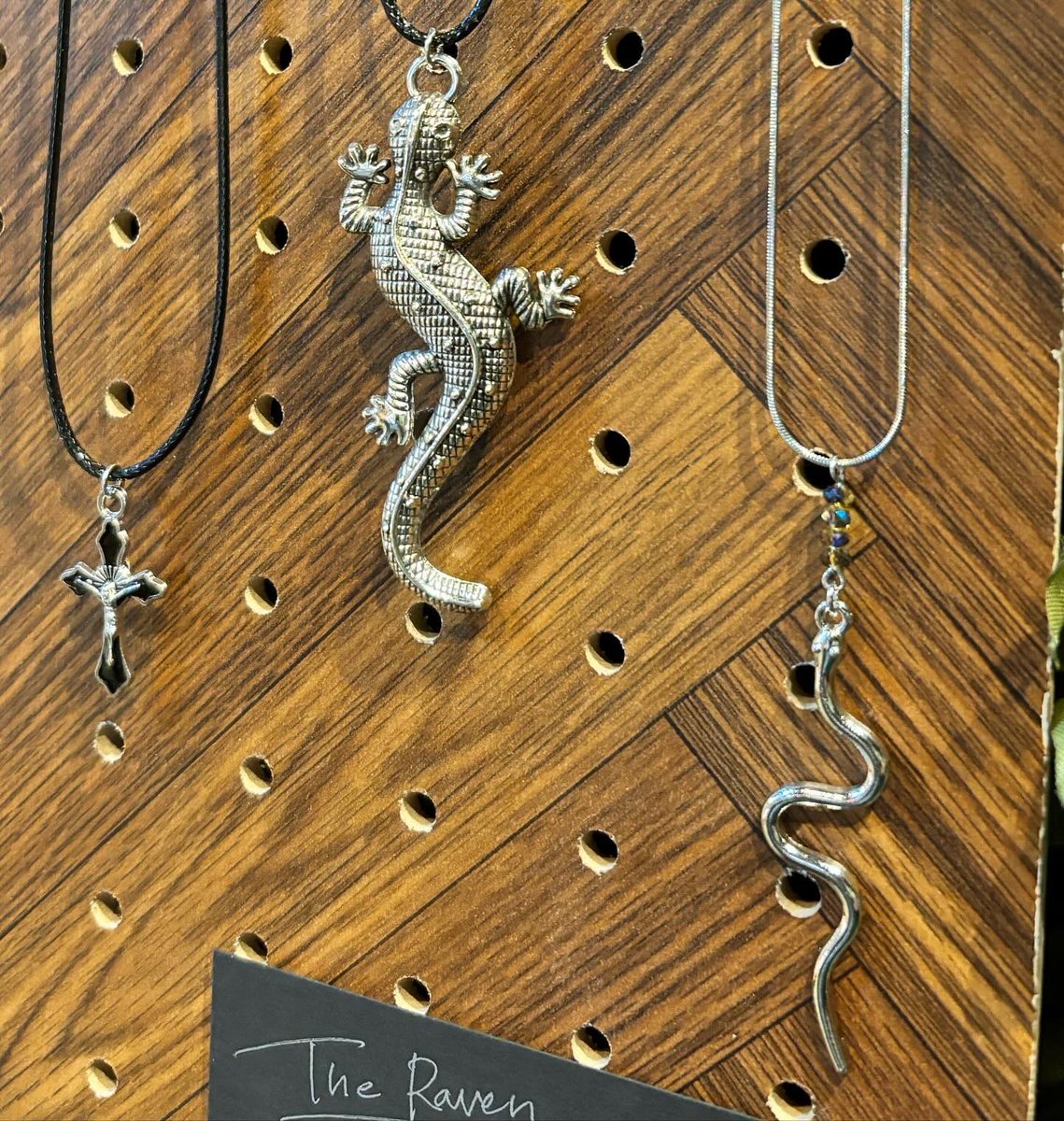 uchinadanohaco's tweet photo. 【アクセサリー新商品のご案内】
men’s and unisex accessories 
The Raven

メンズ系＆ユニセックス系のアクセサリーが入りました✨
クール系や爬虫類をモチーフにしたアクセサリーは、
性別問わず使いやすそうー！

爬虫類好きさんにぜひご覧いただきたい🐍！

順次追加で入荷予定
全国発送🆗 https://t.co/nzXvdH8FVC