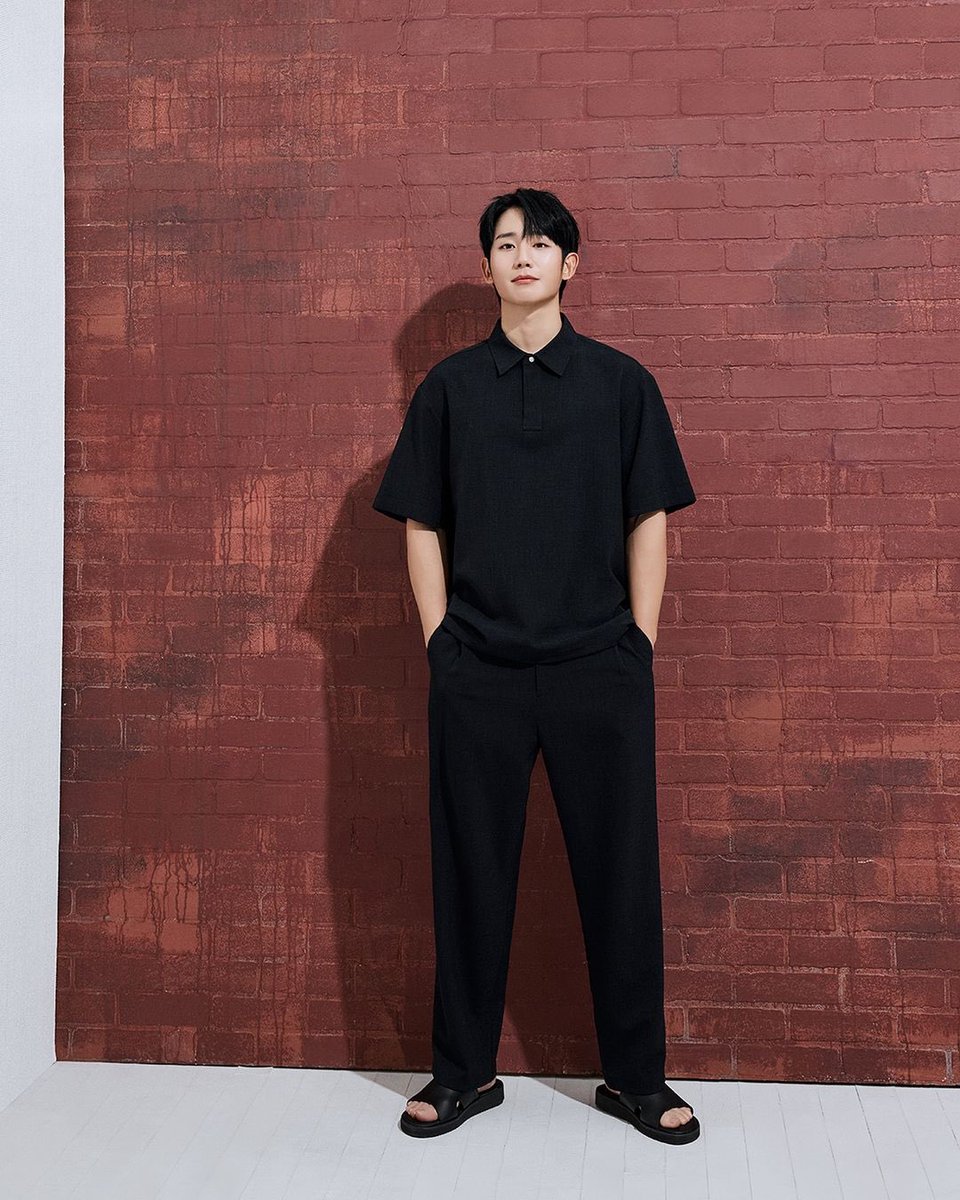 HaeinessGlobal's tweet photo. 🗓️ 240620 — mindbridge_kr IG update
_
MIND BRIDGE 24 SUMMER COLLECTION
with @.holyhaein

시원하면서도 세련되게 연출 가능한
배우 정해인의 쿨 셋업!

셋업 아이템과 함께 취향에 따라
다양한 스타일 연출 어떠신가요?

#마인드브릿지
#MINDBRIDGE
#24SummerCollection
#AllDayCoolSetup https://t.co/IR16a9xMsX