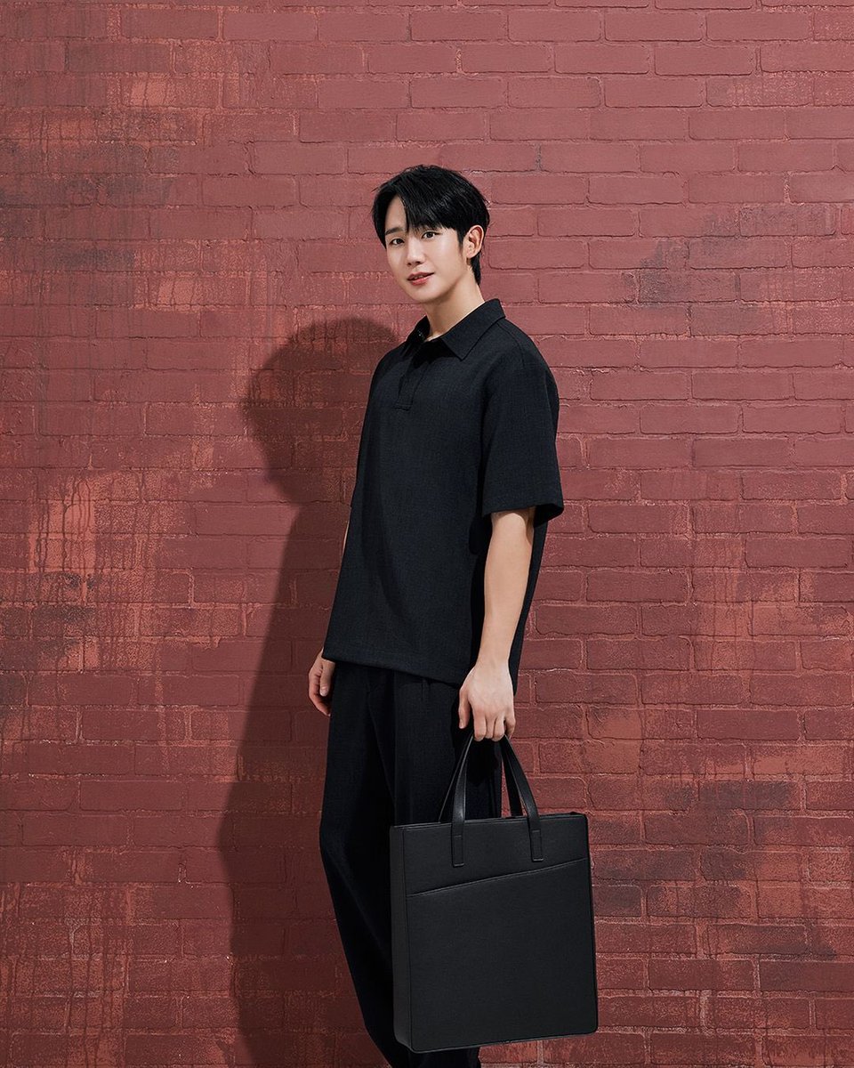 HaeinessGlobal's tweet photo. 🗓️ 240620 — mindbridge_kr IG update
_
MIND BRIDGE 24 SUMMER COLLECTION
with @.holyhaein

시원하면서도 세련되게 연출 가능한
배우 정해인의 쿨 셋업!

셋업 아이템과 함께 취향에 따라
다양한 스타일 연출 어떠신가요?

#마인드브릿지
#MINDBRIDGE
#24SummerCollection
#AllDayCoolSetup https://t.co/IR16a9xMsX