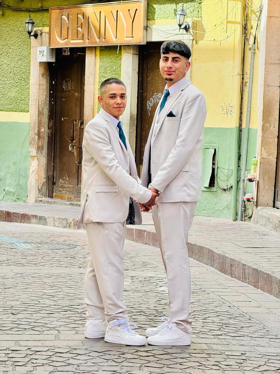 julioamx's tweet photo. Hermoso el amor gay 🏳️‍🌈 Guanajuatense, en el Estado más (católico) racista, clasista, y homofóbico del país. https://t.co/ET078nhxJZ