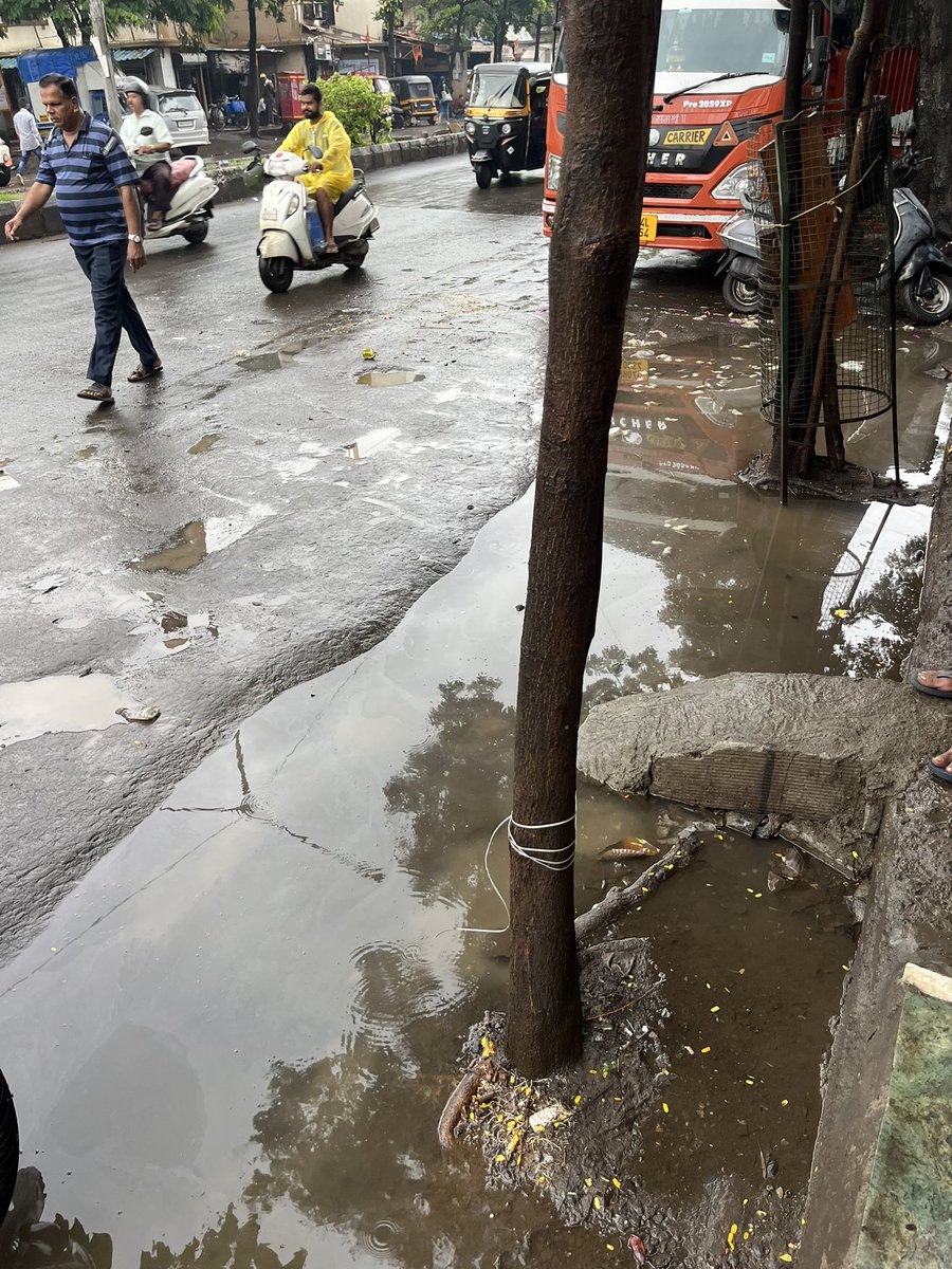 Viru_Verma46's tweet photo. Due to heavy rain all the gutur have been blocked and there is no place for rain water to pass bhayander east fatak road near SBI BANK @TMCaTweetAway @mieknathshinde @mybmc @Mirabhayander1 @MLAgeetajain @MBMCkedost @swachhbharat @SwachhBharatGov https://t.co/tAGMl5dDLa