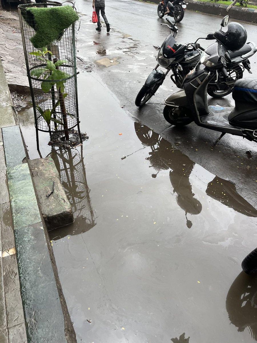Viru_Verma46's tweet photo. Due to heavy rain all the gutur have been blocked and there is no place for rain water to pass bhayander east fatak road near SBI BANK @TMCaTweetAway @mieknathshinde @mybmc @Mirabhayander1 @MLAgeetajain @MBMCkedost @swachhbharat @SwachhBharatGov https://t.co/tAGMl5dDLa