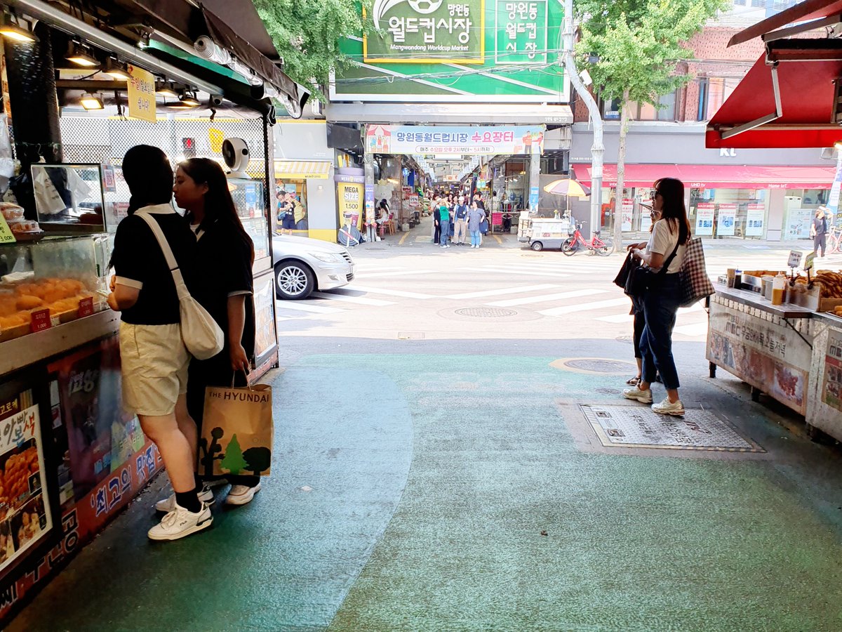 konest's tweet photo. ６月20日14：00時点、コネストがある街の気温は32℃・体感温度は30℃。

猛暑注意報が発令されたソウル😳今日は35度まで気温が上がる予報↗️街の人もまばらです🚶‍♀️

暑さ対策には水分補給🐳と日傘☀️ですよ。
今週末まで暑さが続く見込みです🌴

#ソウル の天気予報→https://t.co/tfTjo8W7zi https://t.co/w2E5EL9bny