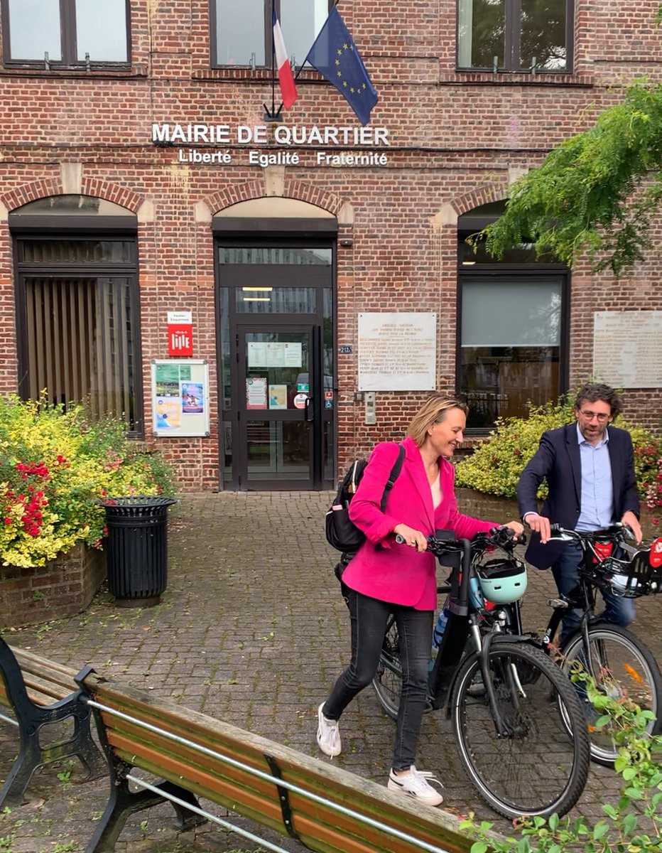 «On roule #ensemblepourlaRépublique !» Tour de la circo à vélo Jour 2 Campagne éclair ⚡️⚡️⚡️ 
39 km hier + de 60 km auj. 
Ma tournée républicaine des mairies continue avec Armentières, Premesques, Capinghem. Ici, 3 bulletins aux #Législatives : nous, modérés, et les 2 extrêmes.