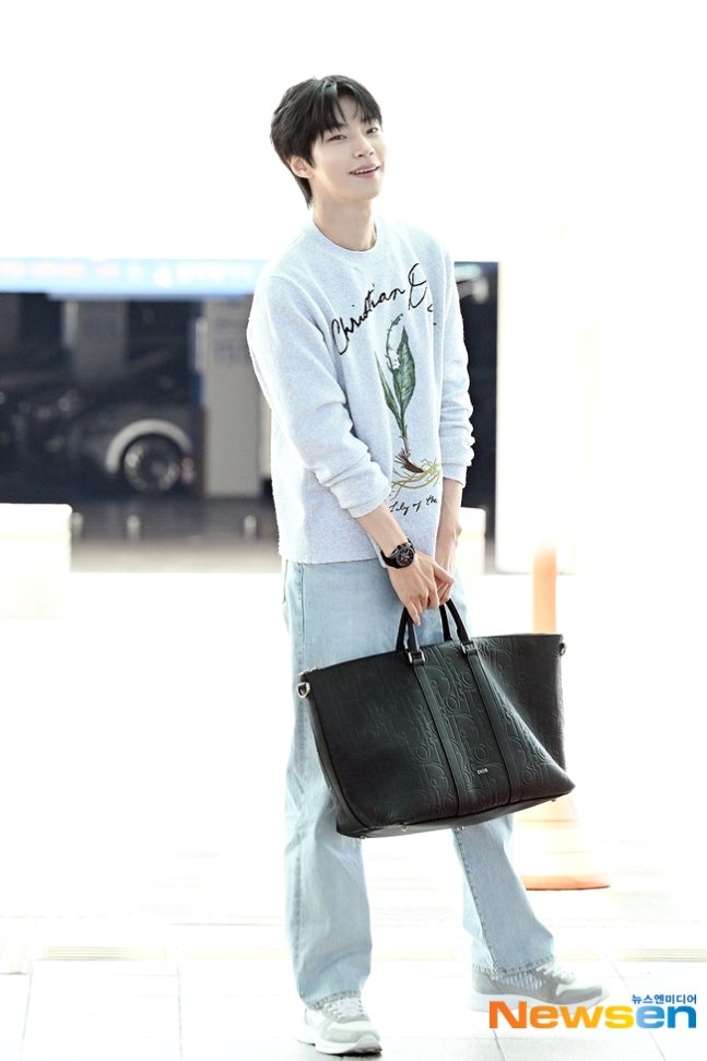 Hwang In Youp di Bandara Incheon berangkat ke Indonesia untuk menghadiri event