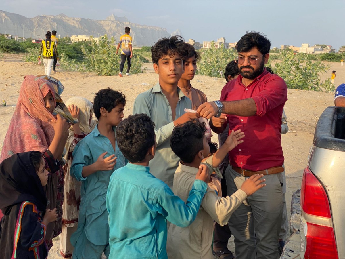 With the Eid al-Adha approaching, the Chinese Embassy in Pakistan, with the support of COPHC, organized the slaughtering of goats and the distribution of fresh mutton to the poor people, which was welcomed by them.