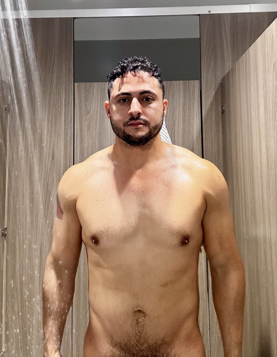taivrn's tweet photo. Tomar una ducha para quitarse este calor 🥵 https://t.co/BeAJVda9Cp