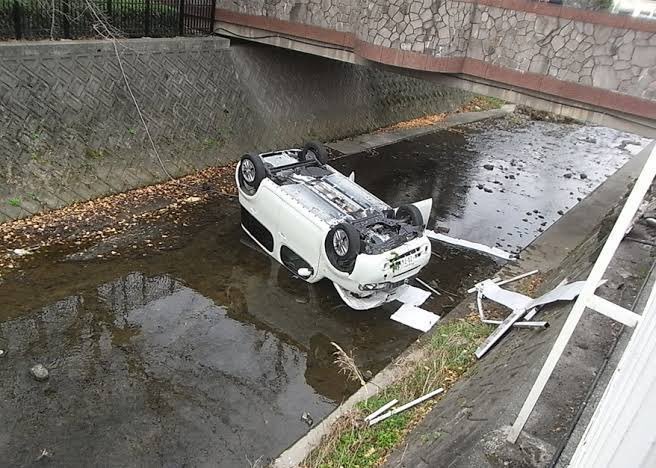 bad_texter's tweet photo. 車あるある〜！ https://t.co/x90s9KPp2k