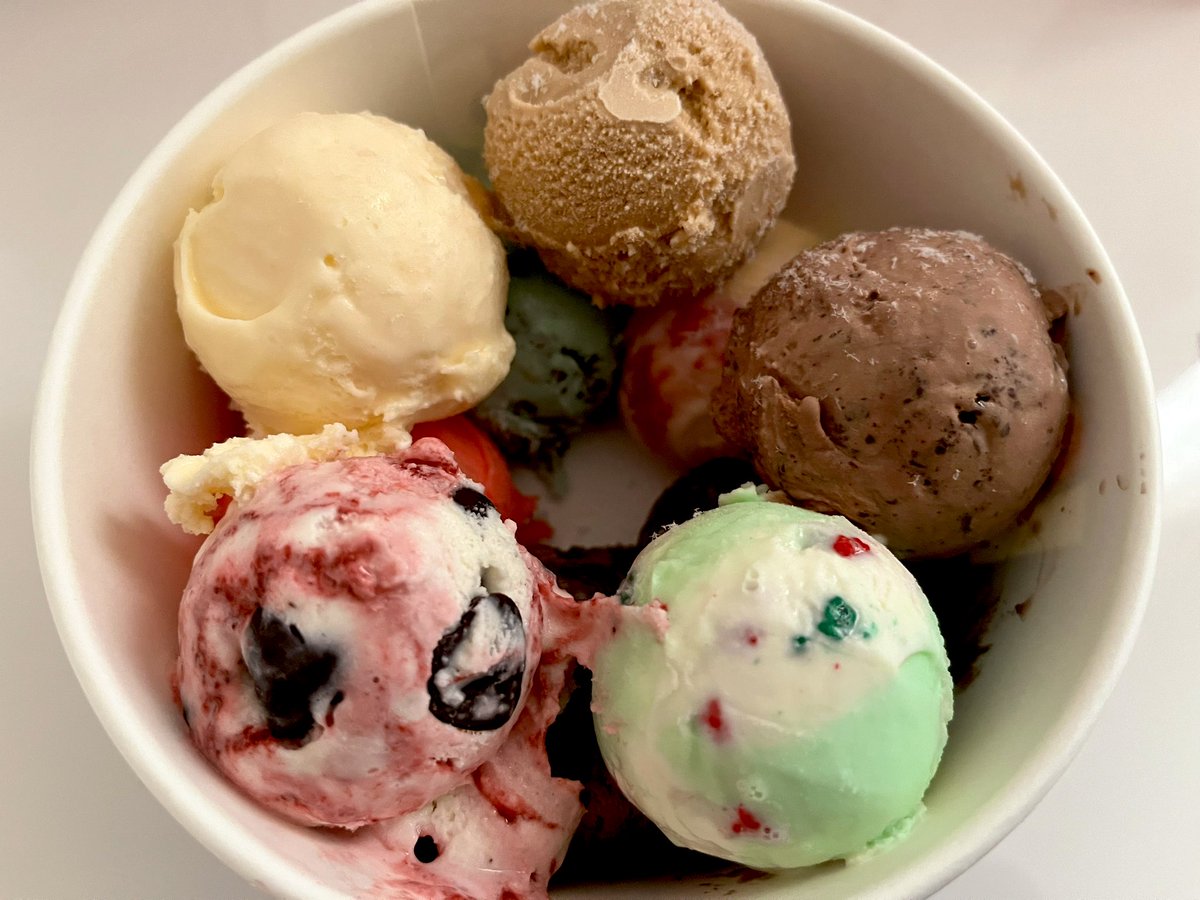 yucomocoyuco's tweet photo. ヾ(o´∀｀o)ﾉﾜｧｰｨ♪
平日で誰も並んでなくてスムーズに買えた🍨

ドライアイス貰ったら
とりあえずやるよねꉂ(´꒳​`)

 #サーティワン 
 #POP10 https://t.co/PjaaUWlgho