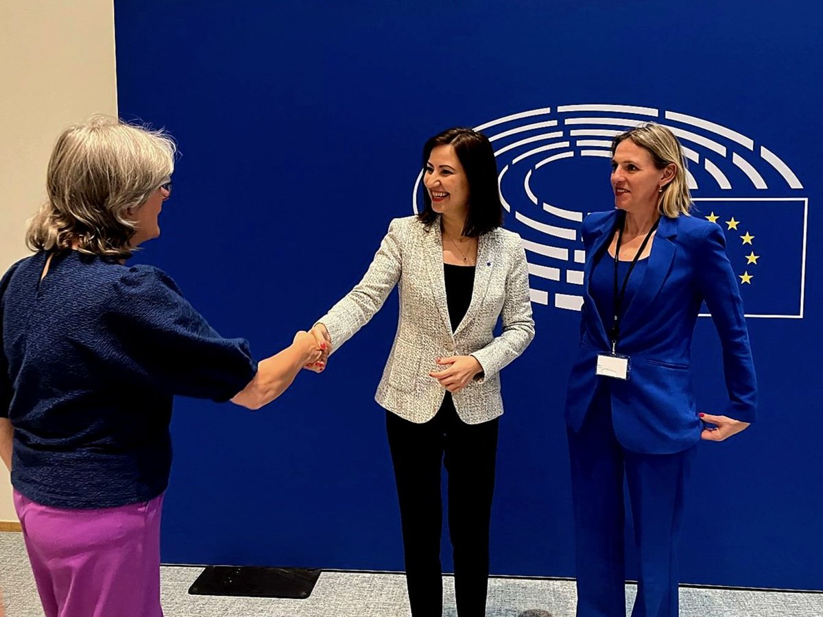 Great! <a href="/EU_Commission/">European Commission</a> appoints Utrecht as 'Regional Innovation Valley' wrt #healthinnovation by Commissioners <a href="/Ili_Ivanova/">Iliana Ivanova</a> (innovation) &amp; <a href="/ElisaFerreiraEC/">Elisa Ferreira</a> (regional policy)

Vice-governor <a href="/MirjamSterk/">Mirjam Sterk</a> &amp; vice-mayor @mariaschouten picked up the special label.

#UtrechtHeartofHealth