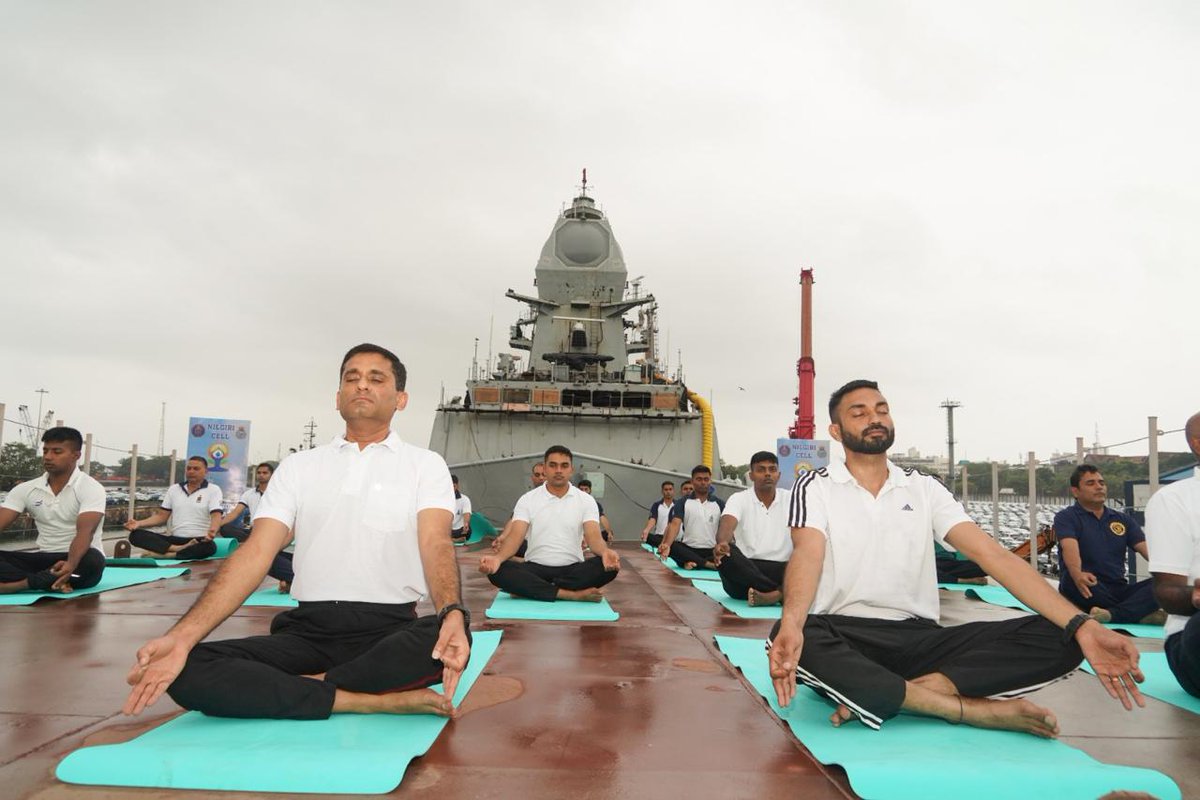 MazagonDockLtd's tweet photo. Empowering synergy onboard #MDL built Nilgiri.
MDL employees and Nilgiri crew proudly unite for yoga on the #InternationalDayofYoga2024. 

@DefenceMinIndia
@moayush
@SpokespersonMoD
@indiannavy
@IN_WNC
#YogaForSelfAndSociety
#YogaWithFamily
#IDY2024 https://t.co/Vg5YQoSt1T