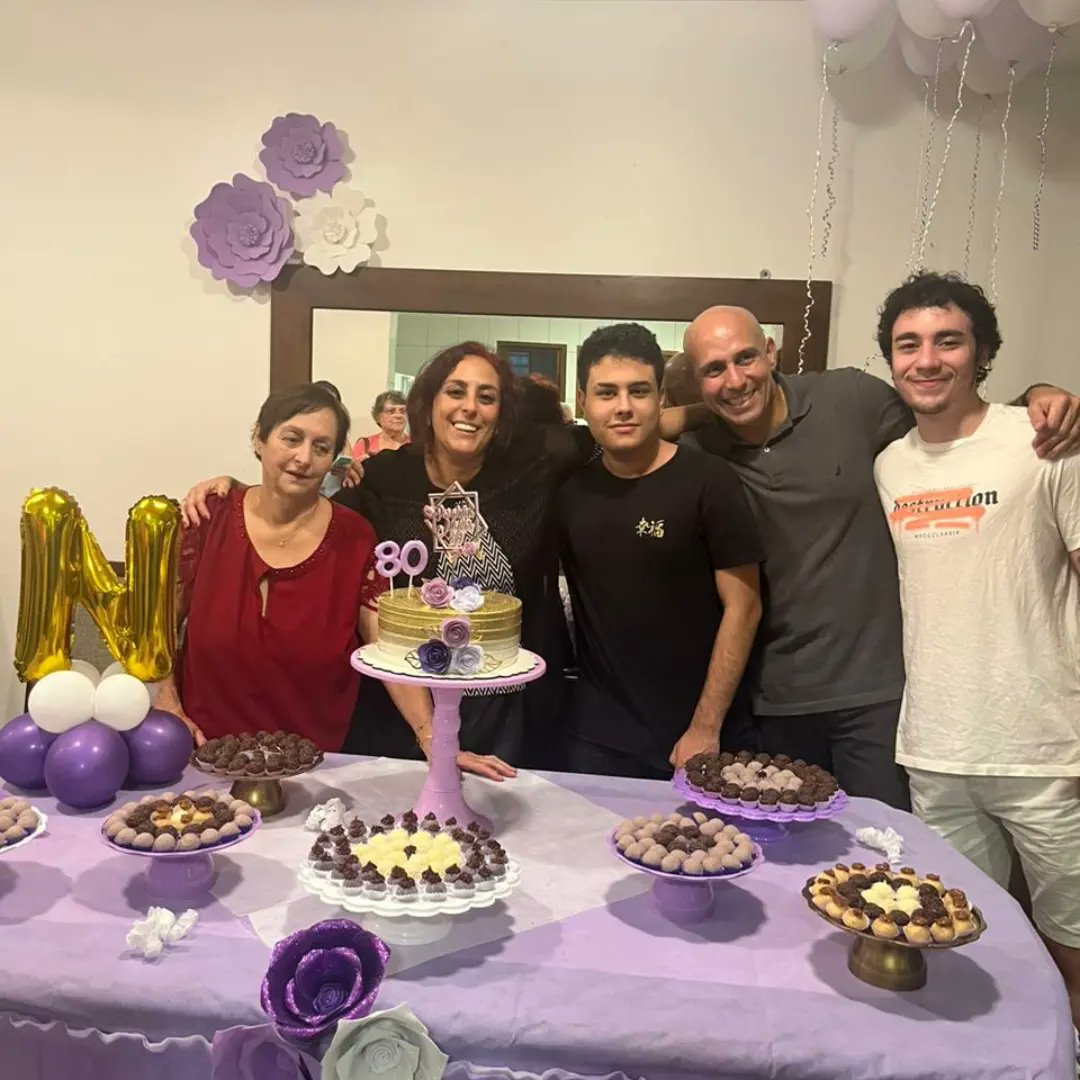 RobbyAguiar's tweet photo. Filho, vc é e será sempre o melhor campeão pra mim: nas danças com as lâminas da Irelia, nas fights agressivas com Wukong ou nos golpes certeiros com Lee Sin e Aatrox, não importa, vc é meu tudo, meu orgulho e eu o amo demais❤️  Feliz aniversário, Léo! 👏🏻🥳🥳🥳🎂🎁🎉🎉🥰😘 https://t.co/9oTx0sIb7W