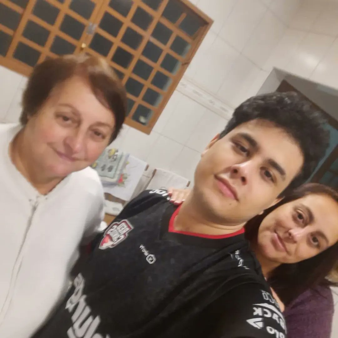 RobbyAguiar's tweet photo. Filho, vc é e será sempre o melhor campeão pra mim: nas danças com as lâminas da Irelia, nas fights agressivas com Wukong ou nos golpes certeiros com Lee Sin e Aatrox, não importa, vc é meu tudo, meu orgulho e eu o amo demais❤️  Feliz aniversário, Léo! 👏🏻🥳🥳🥳🎂🎁🎉🎉🥰😘 https://t.co/9oTx0sIb7W