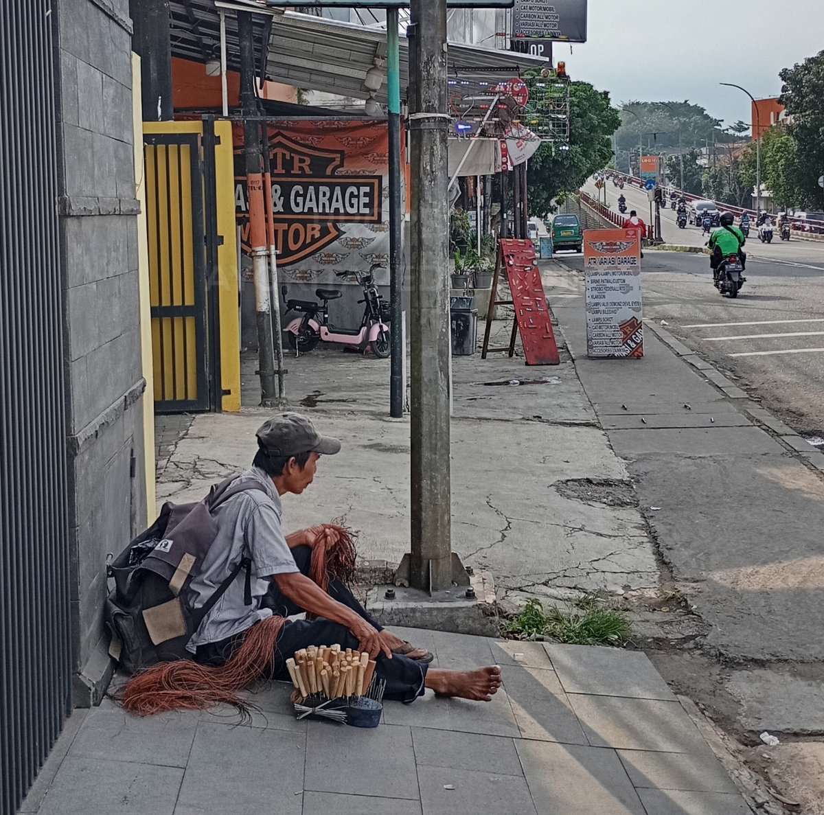 ayokitapeduli_'s tweet photo. DO YOUR MAGIC PLEASE
Jaman sekarang siapa coba yang butuh jarum sol untuk kebutuhan sehari-hari? Sedih banget dengan penglihatan dan pendengaran yang udah memburuk Pak Bubun masih harus keliling jual jarum sol demi nafkahi keluarganya di kampung 🥺 https://t.co/yrXBim6u5G