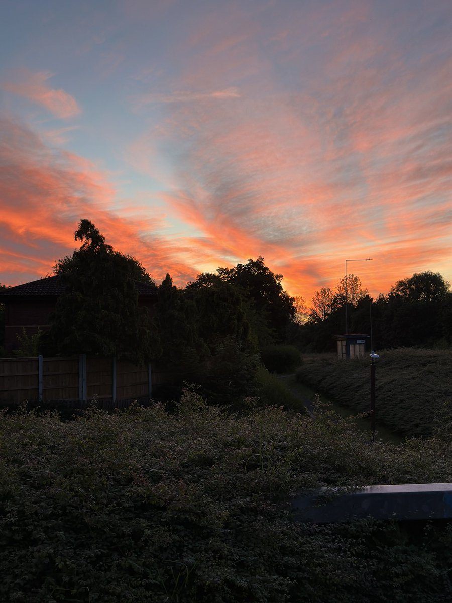 Night shifts aren’t all that bad 😍
#ambulance #ambulancenightshift