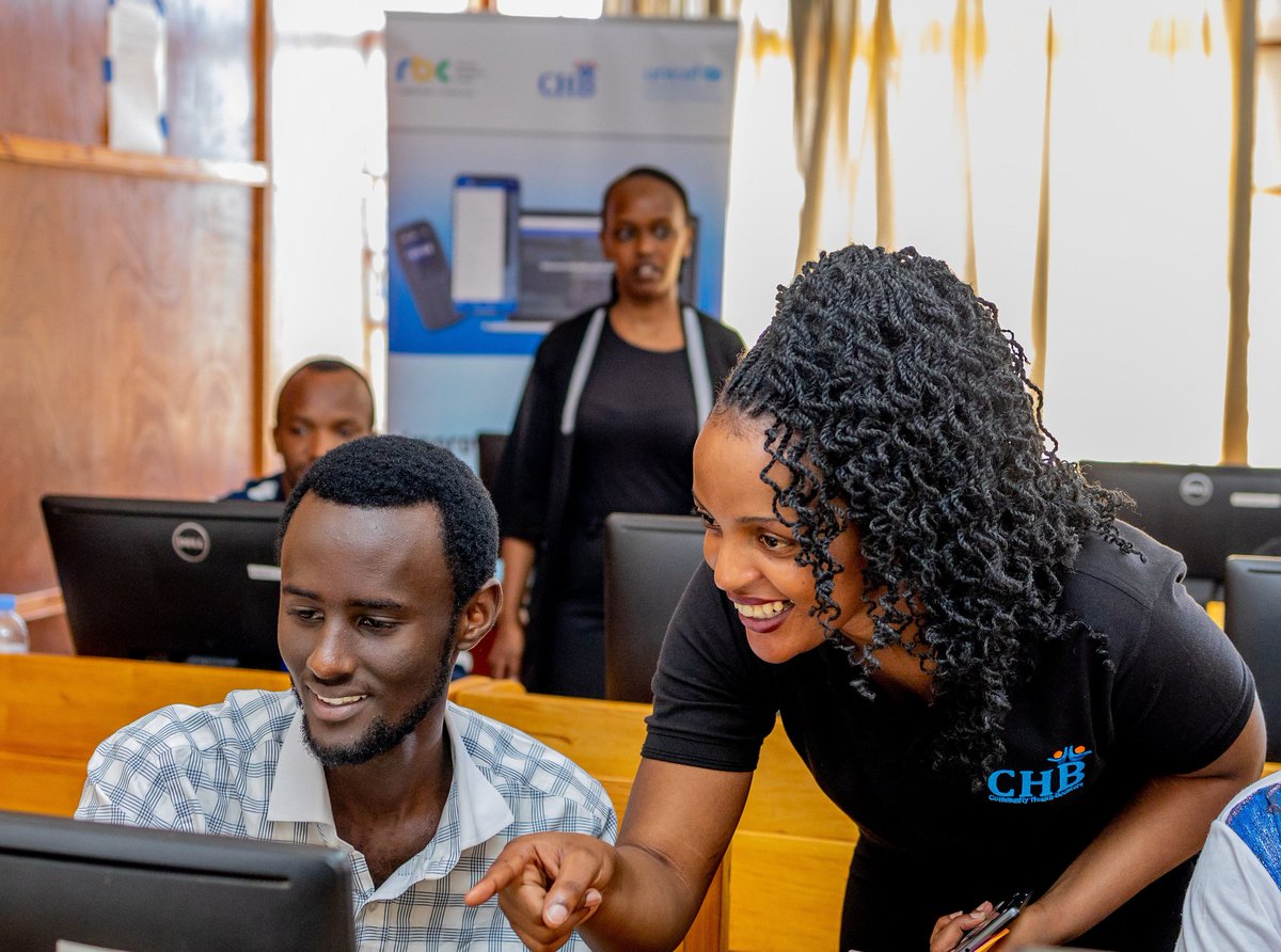 nycnyanza's tweet photo. Urubyiruko rwiyemeje kuzageza iyi Porogaramu ya #YAhealth kuri  bagenzi babo no kubafasha kumenya kuyikoresha.Rwavuze ko @chbrwanda n'Abafatanyabikorwa bayo @unicefrw na @RBCRwanda, barebye kure mu kubafasha kumenya amakuru y'ubuzima mu buryo bworoshye. 
#YAhealthAppMwisuraNshya https://t.co/ZVbjtdp8Qv
