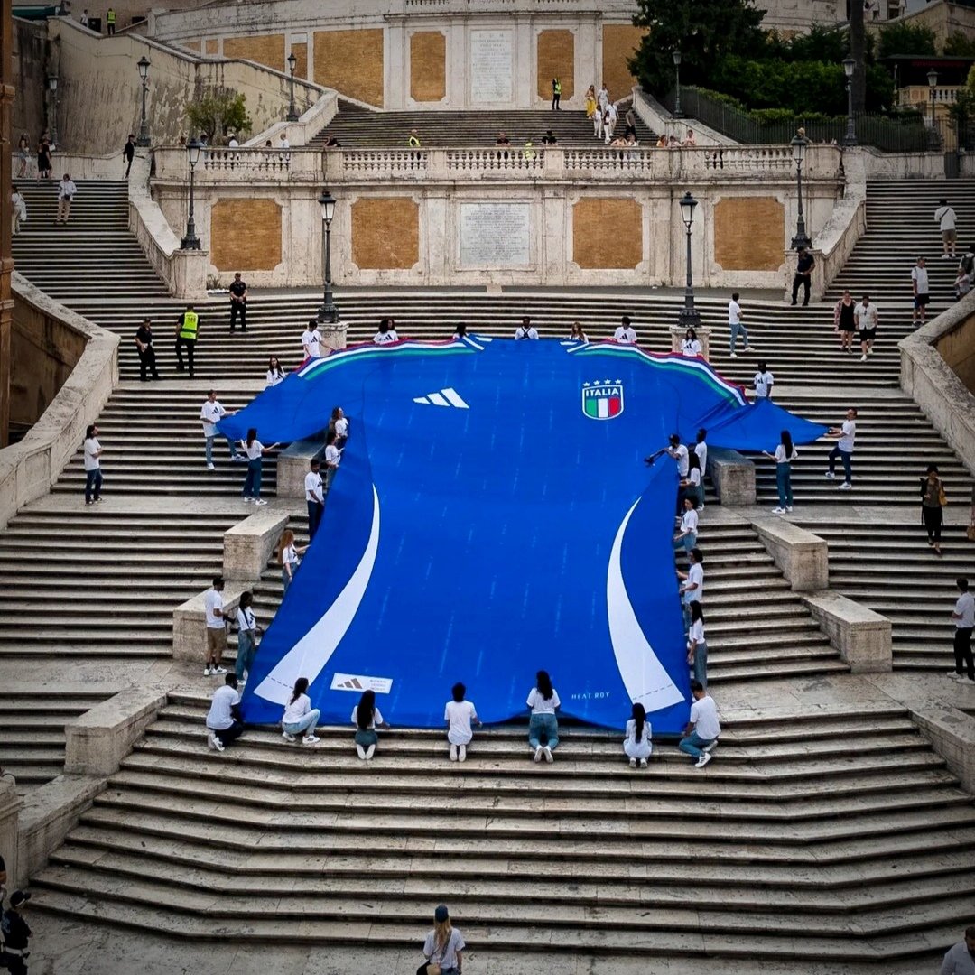 OddiStephane's tweet photo. #EspagneItalie
🇮🇹 Un maillot géant de la Nazionale à recouvert hier les marches de Piazza di Spagna à Roma !
⚡ Pas de 'Place' pour 🇪🇸 aujourd'hui à Rome !
💙 Forza Italia

#EURo2024 #spagna #italia #spagnaitalia https://t.co/BuV1SEmdhM