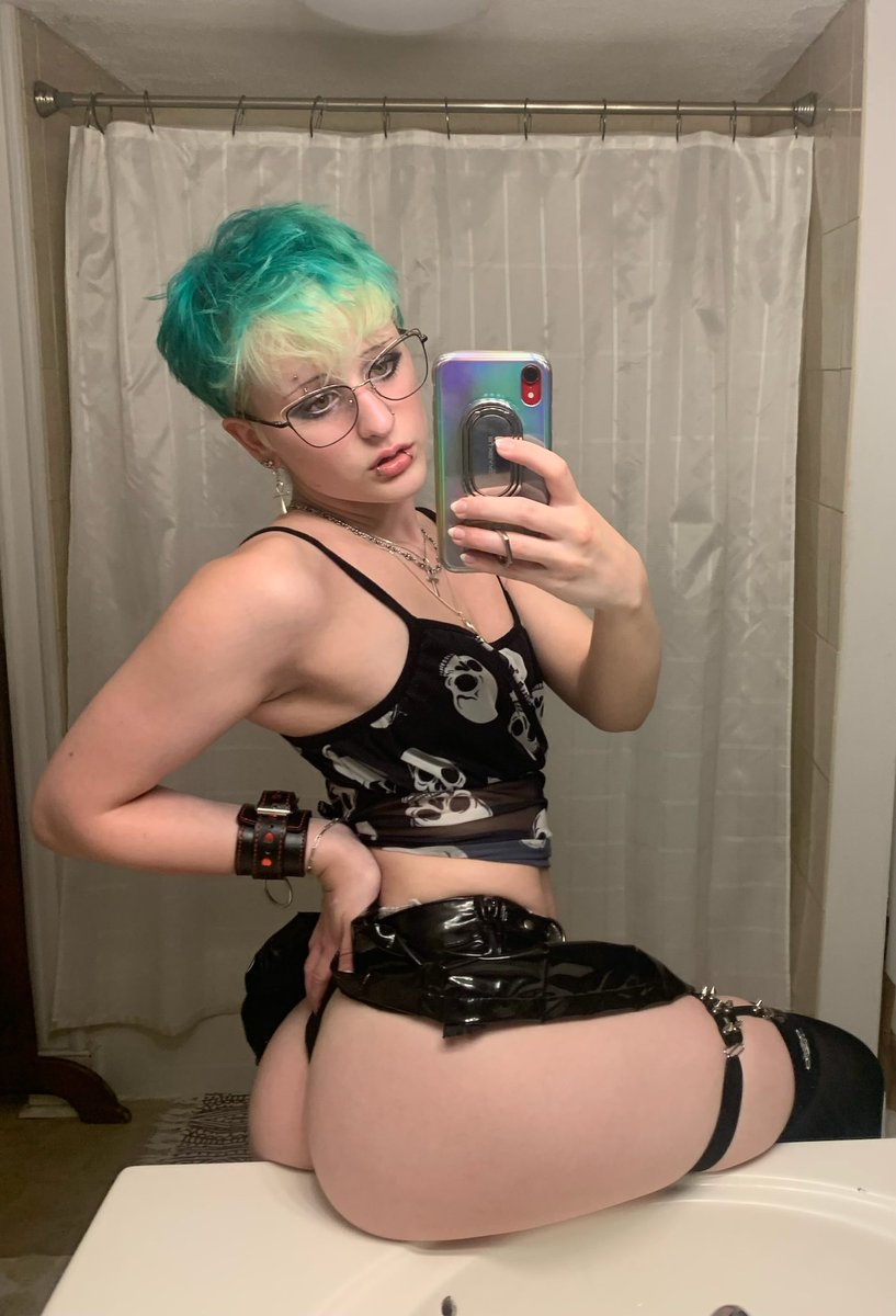 Sylva 💚⛓️ on X: @_brainjotter Yup thats me on the left with @waifubey & @ alicebeyx 🙊 its now on our 0fs 🤷🏻‍♀️ t.coHZwEJv0FJK  X