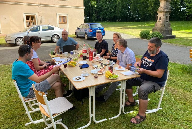 Dne 18. 6. 2024 proběhlo jednání výboru České archivní společnosti na Klečůvce ve Státním okresním archivu Zlín. Na snímku chybí místopředseda ČAS, který zrovna fotil a zároveň včera oslavil své kulatiny.  Gratulujeme!