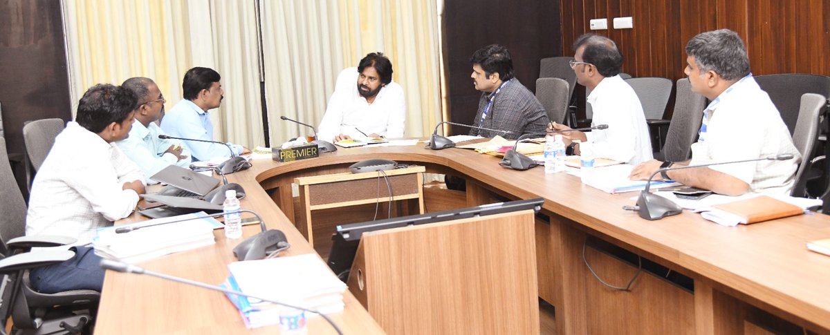 JanaSenaParty's tweet photo. రాష్ట్ర గౌరవ ఉప ముఖ్యమంత్రి శ్రీ @PawanKalyan గారు గురువారం ఉదయం 10 గం. నుంచి శాఖాపరమైన సమీక్షలు ప్రారంభించారు. తొలుత ఉపాధి హామీ పథకంలో సోషల్ ఆడిట్ విభాగంతో సమీక్ష మొదలయింది. https://t.co/F5x2IiKc0n