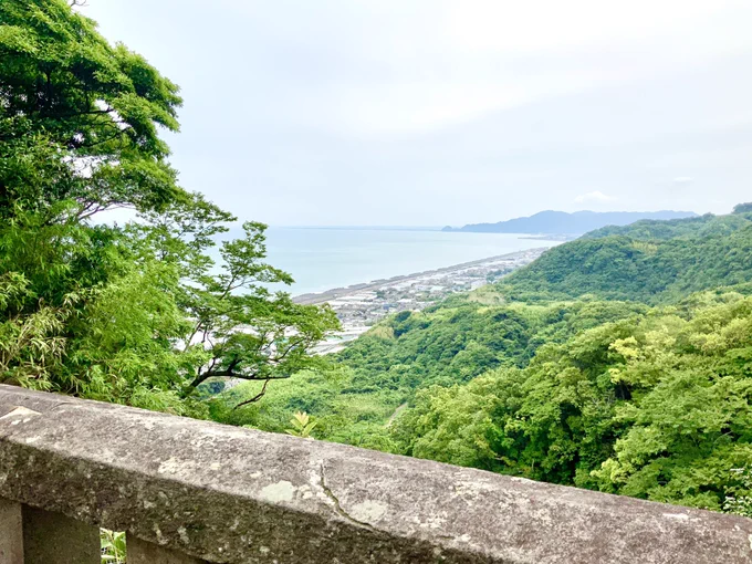 昨日、静岡入りして今日はソハヤノツルキに所縁ある久能山東照宮へ。ロープウェイが運休期間だったので20分くらいかけて1159段あるといわれる石段で山の上まで登ったよ。汗をかいた分だけ眼下に広がる駿河湾の眺めが素晴らしい。(続く) 柴田亜美#刀剣乱舞 