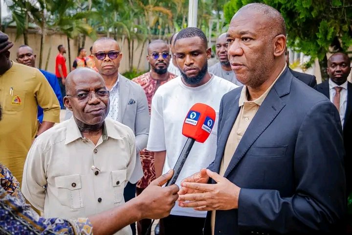 NaijaTrend_1's tweet photo. 2023 Labour Party Vice Presidential Candidate, Dr. Yusuf Datti Baba-Ahmed, the paid a visit to Abia State Governor, Alex Otti, accompanied by renowned super Eagles player, Frank Onyeka, who is planning to establish a football academy in the state. https://t.co/PgAmKSwLM2