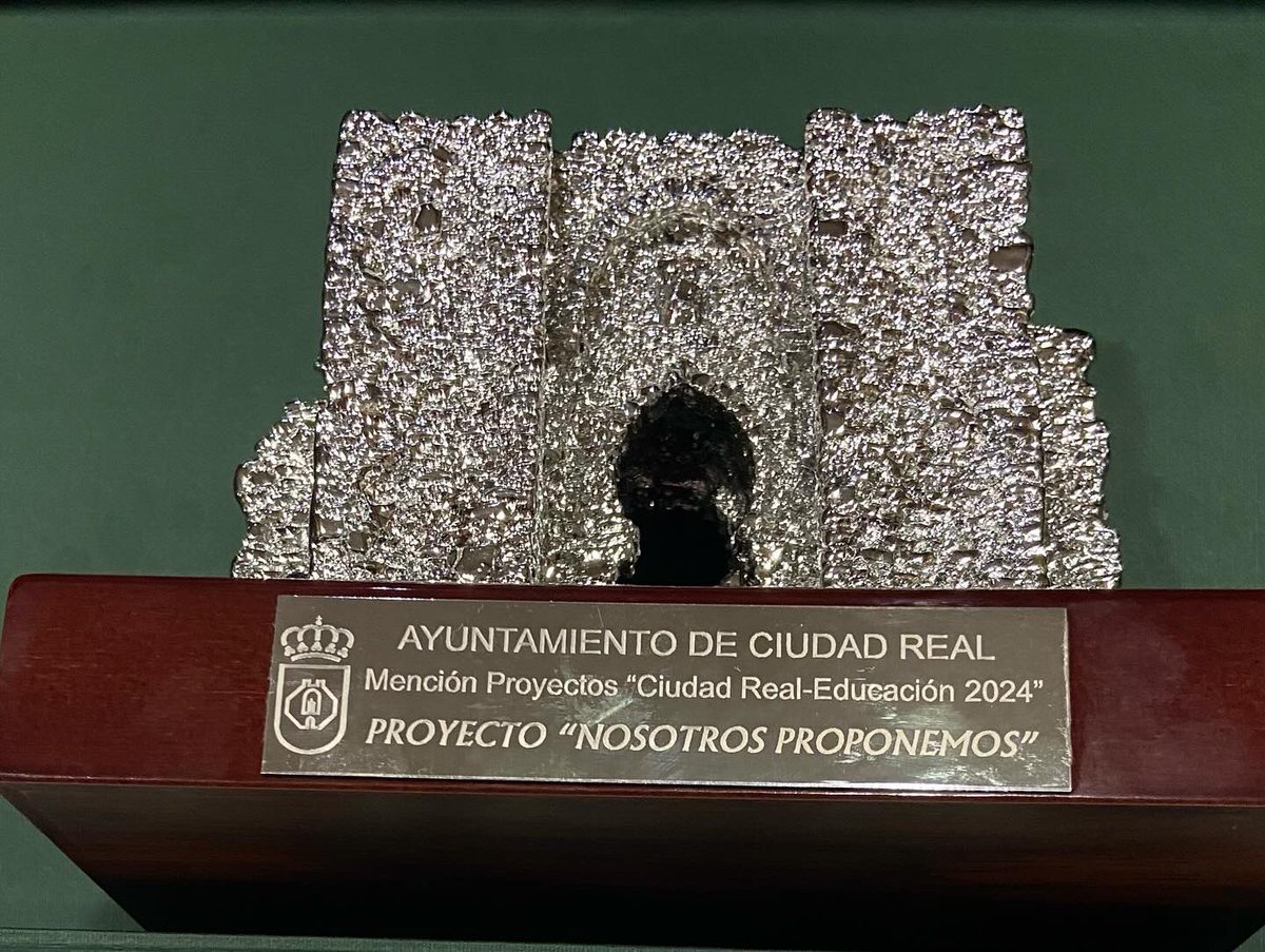 NosotrosProp_P's tweet photo. Ayer @GeoDomenech directora del proyecto recibió el premio del @aytociudadreal por el Proyecto ¡Nosotros Proponemos! Destacó la importancia de las sinergias educativas que se dan con el proyecto.
¡¡ un premio de todos!!! https://t.co/2OiR8KtNgs