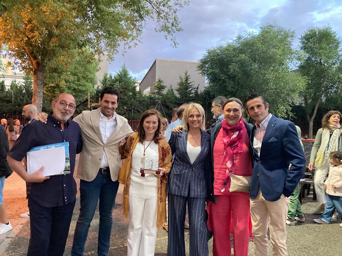 Ayer <a href="/GeoDomenech/">Maria Angeles</a> directora del proyecto recibió el premio del @aytociudadreal por el Proyecto ¡Nosotros Proponemos! Destacó la importancia de las sinergias educativas que se dan con el proyecto.
¡¡ un premio de todos!!!