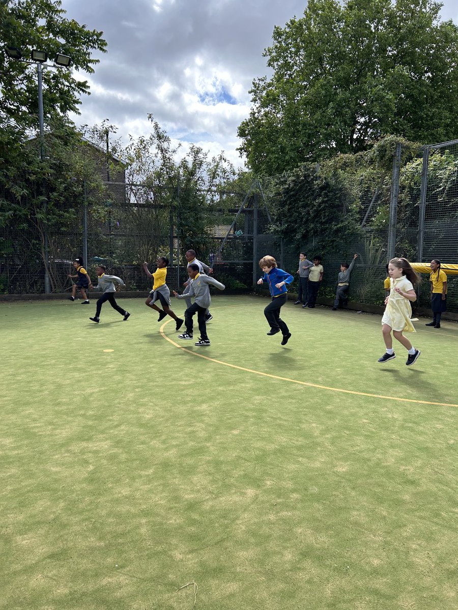 LucyCoatesReay's tweet image. How many hours, minutes or seconds does it take Year 3 to run, jump or skip the length of the pitch? Which unit of time would be most useful to use? Year 3 ⁦@ReayPrimary⁩ decided to find out… ⁦@NancyMa55127554⁩ #learningthroughdoing