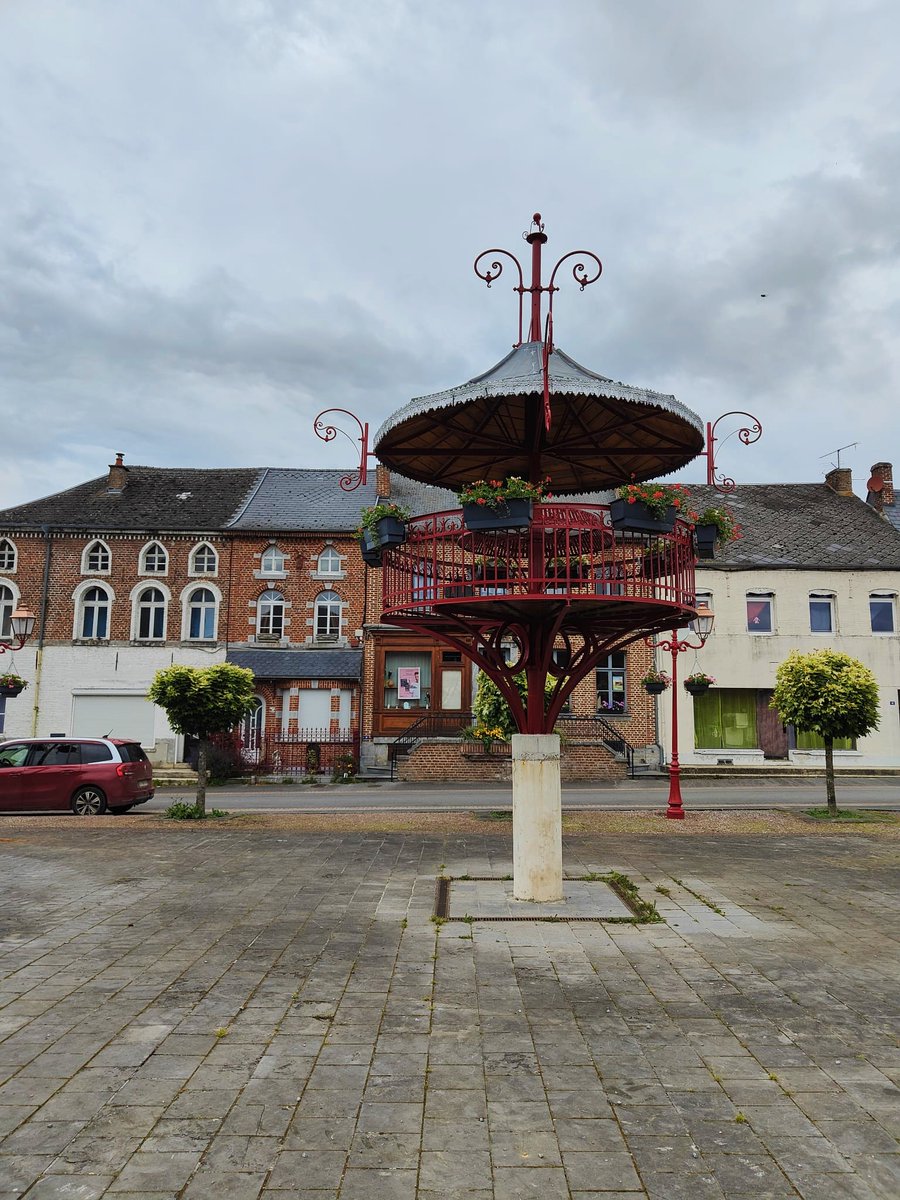 DamDeville's tweet image. Regardez cette splendeur les ami-es !🤩
Au cœur de l&apos;#Avesnois dans le département du #Nord (territoire le plus bocager de #France), j&apos;ai découvert cet objet qui m&apos;a particulièrement touché : un #kiosque à danser !

🎷  Typique de la région, les kiosques à danser sont…