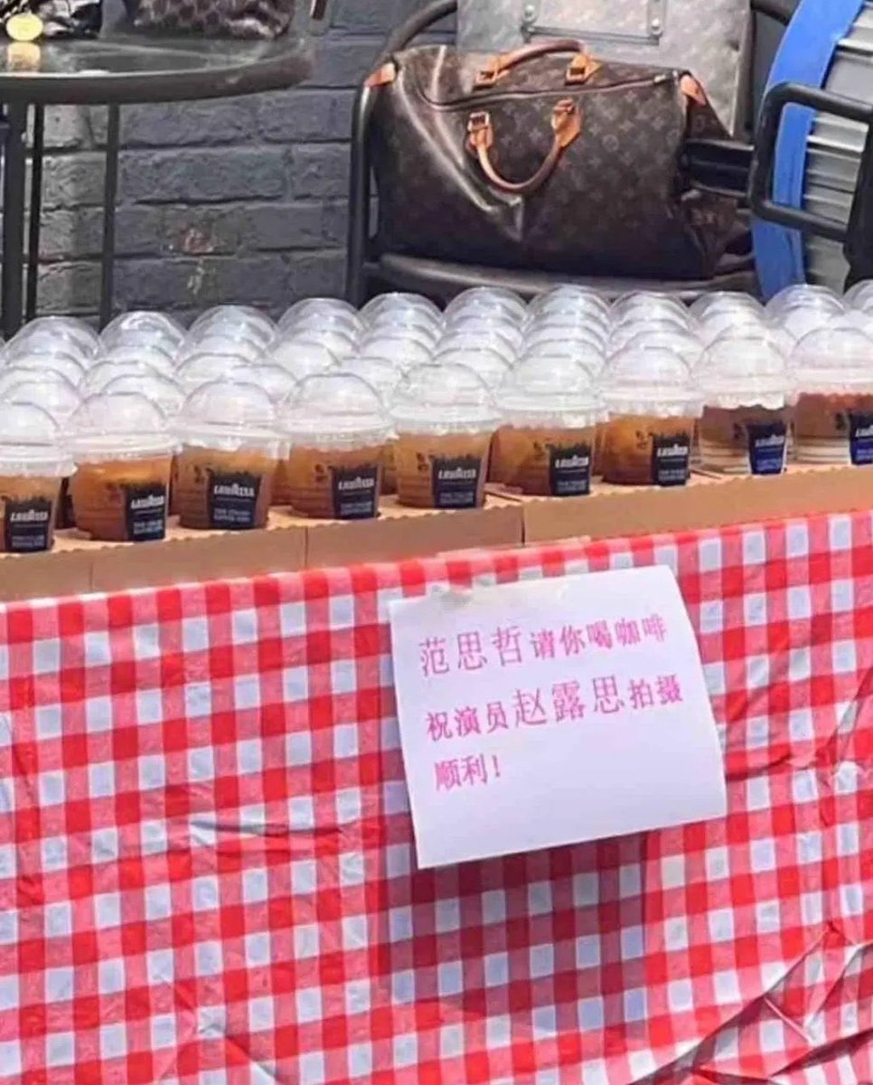 LiseNgo's tweet photo. Versace supports their brand's GBA Lusi by sending drinks to treat the cast on set.

YoyiC brand also sending drinks to support its beautiful spokesperson.

#ZhaoLusi赵露思 #ZhaoLusi #赵露思 
#RosyZhao #LovesAmbition https://t.co/IhSSaLNQjD