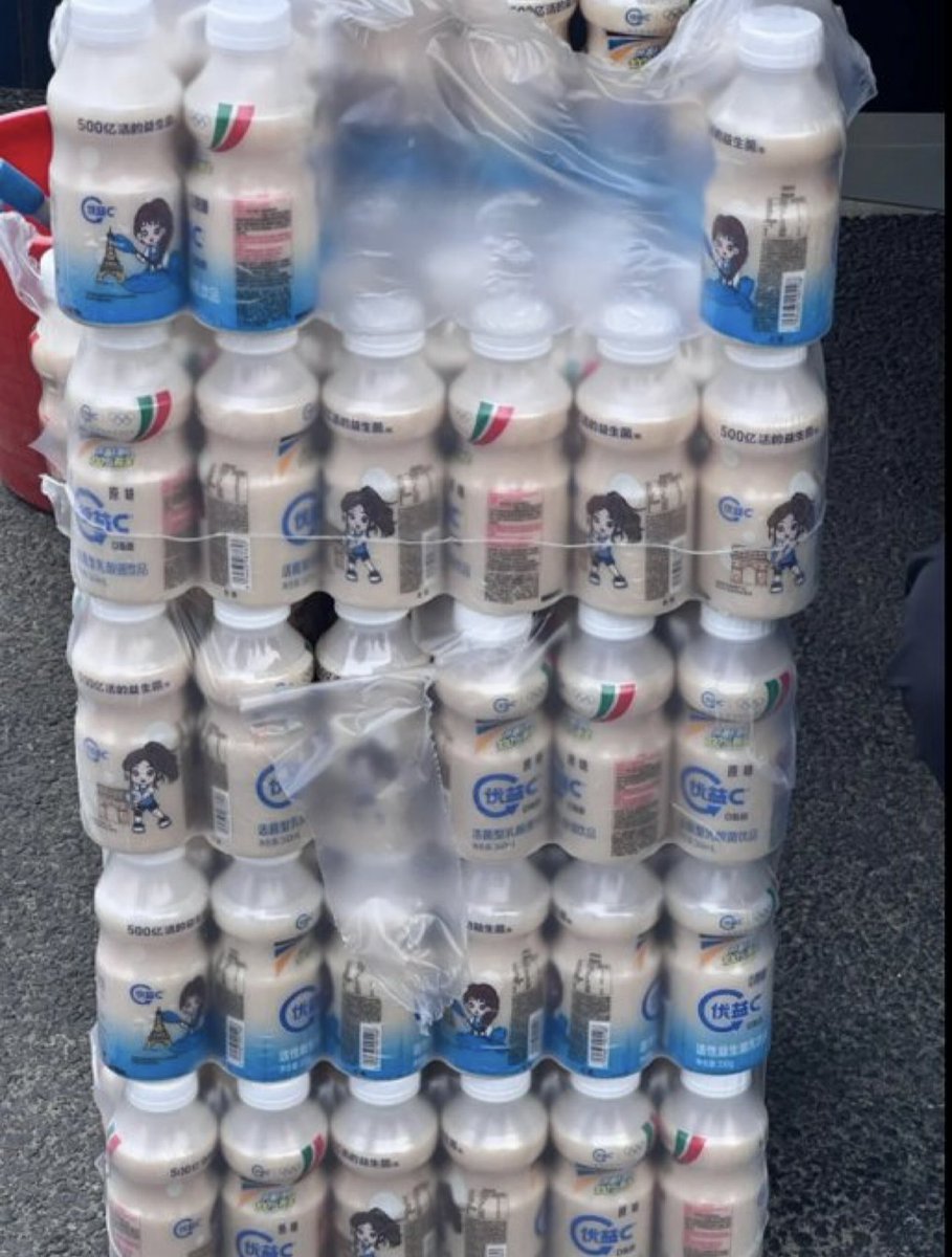 LiseNgo's tweet photo. Versace supports their brand's GBA Lusi by sending drinks to treat the cast on set.

YoyiC brand also sending drinks to support its beautiful spokesperson.

#ZhaoLusi赵露思 #ZhaoLusi #赵露思 
#RosyZhao #LovesAmbition https://t.co/IhSSaLNQjD