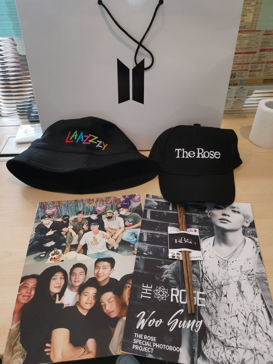 sainesainesaine's tweet photo. My Black Rose and ARMY heart is so happy.. Thank you @skyof_roses1 @Lovemaze062221 ๐ค๐น๐ https://t.co/xmhsQEnXva