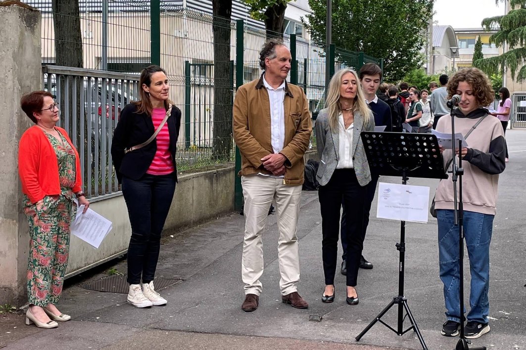 Brillant hommage des élèves du <a href="/BertCollege/">Collège Paul Bert</a>  <a href="/VilledeChatou/">Ville de Chatou</a>  à Hélène Metzger, catovienne  juive déportée &amp; tuée à Auschwitz en 1944 qui prend tout son sens dans le tumulte actuel #Stolpersteine #NoublionsJamais #DevoirDeMémoire