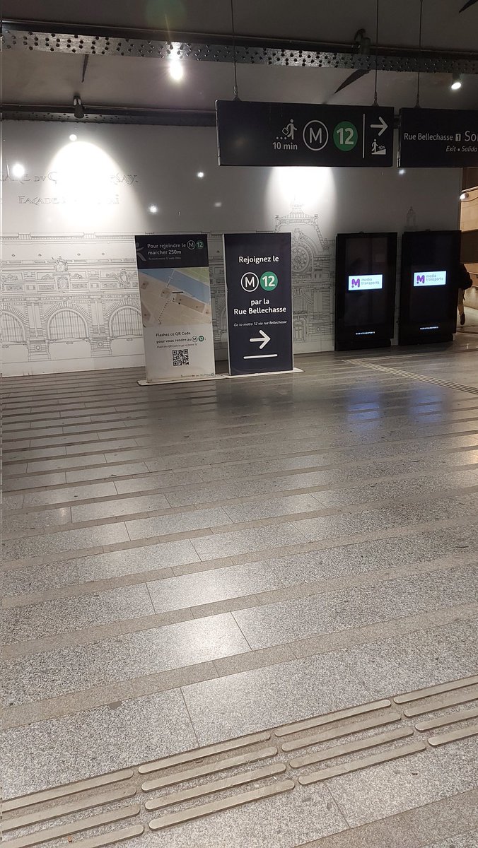 Bonjour <a href="/RERC_SNCF/">RER C</a> 
A musée d'Orsay, avant, sur ces photos, il y avait un point chaud, une librairie presse et une boutique SNCF. 

Maintenant, on a des murs.
Du rien. 
Des guichets souvent fermés parce que pas de personnel. 

Vos gares sont devenues des mourroirs d'ennui.