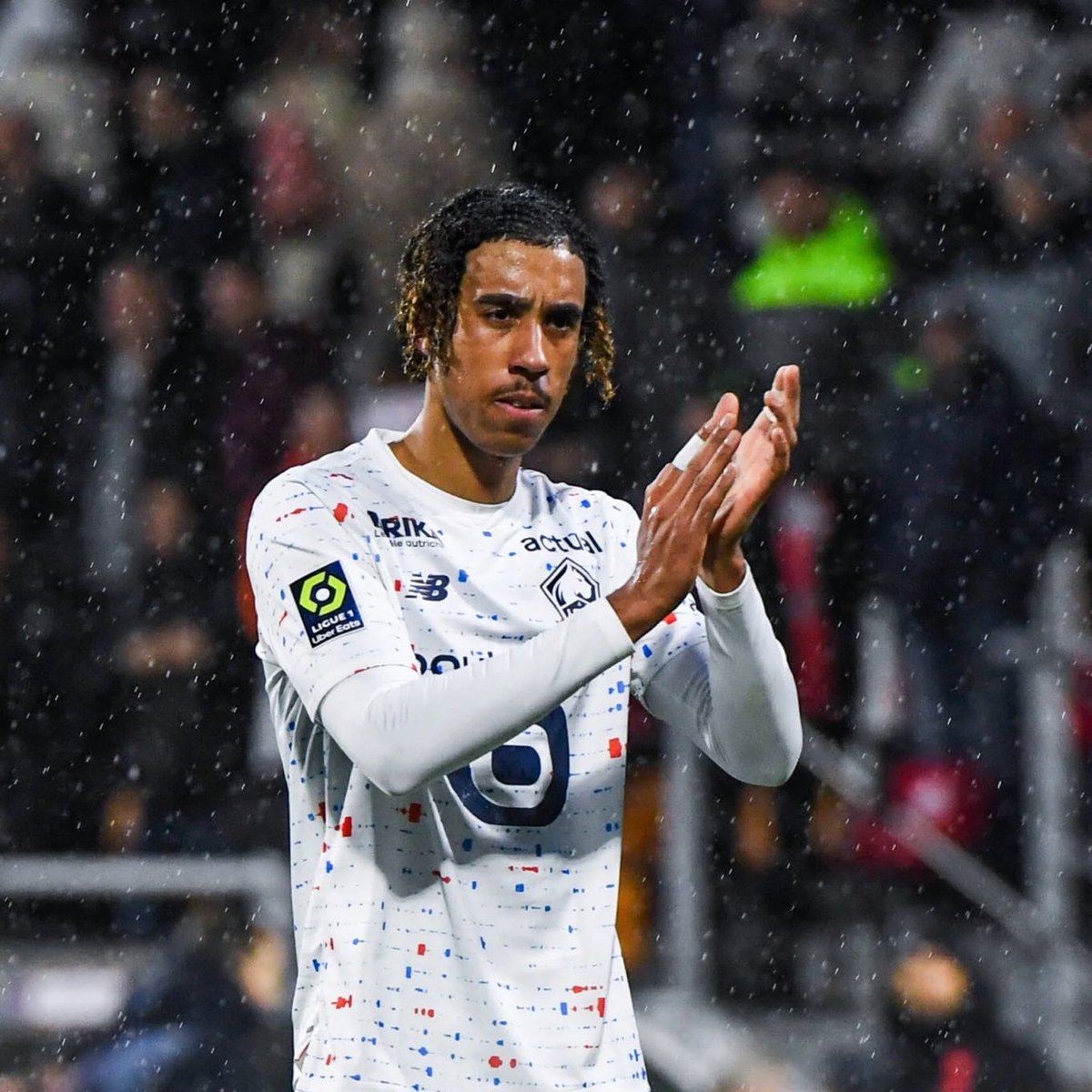 DeadlineDayLive's tweet photo. 🚨 Real Madrid have reached an AGREEMENT with Leny Yoro. 🇫🇷⏳

(Source: @marca) https://t.co/XcYqmvNgwA
