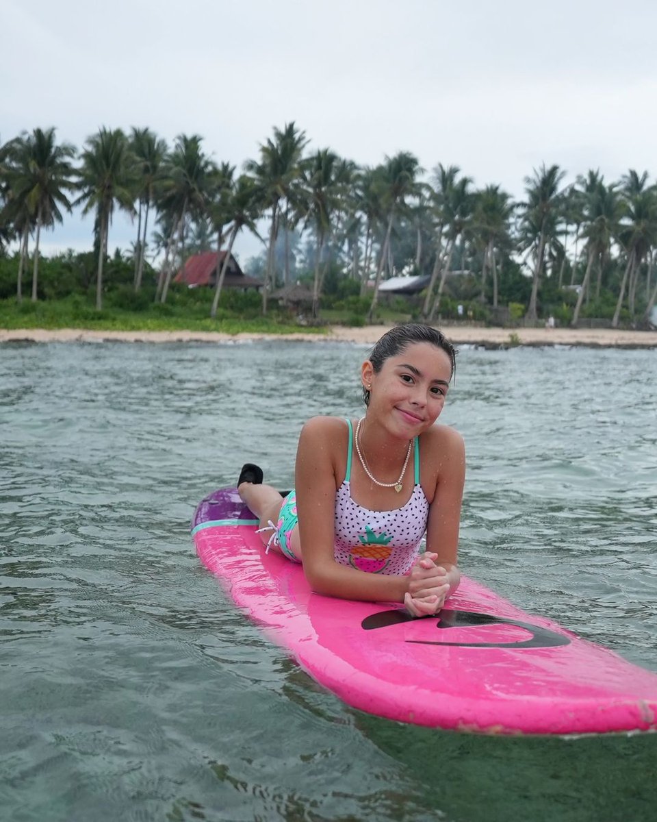 News5PH's tweet photo. Napa-wow ang netizens sa surfing photos ng celebrity kid na si #KendraKramer sa Siargao noong Miyerkules, June 19.
“Surfed for the first time here in Siargao,” saad sa Instgram post ni Kendra. #News5
📸: Kendra Kramer (Instagram) https://t.co/2fi7oKoeJV