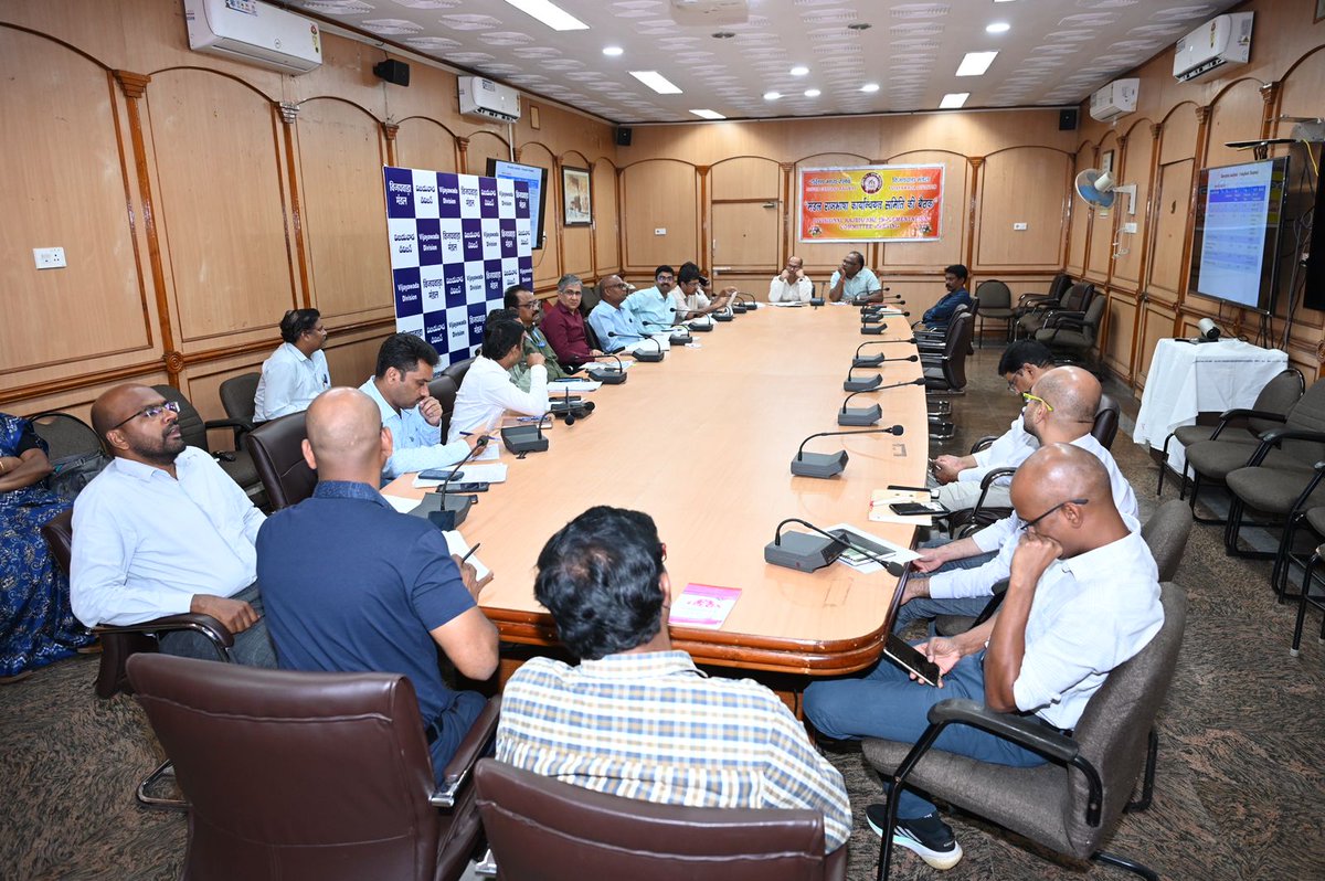 drmvijayawada's tweet image. Presided over 187th Divisional Official Language Implementation Committee meeting today along with Branch officers
Driving progress &amp;amp; promoting official language in daily working. #OfficialLanguage #CommitteeMeeting #Governance
@SCRailwayIndia @RailMinIndia