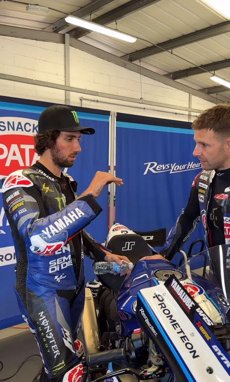 motto_motogp's tweet photo. えまって、なにこの超豪華なメンツによる走行会。ロッシにファビオ、ジョナサンにリンスに…MotoGPとSBKのヤマハライダーが揃い踏み。詳しい状況がわからないんだけど、モンエナ主催のサーキットイベントが行われたようだ。使っているマシンはもちろんヤマハが誇るフラッグシップスーパースポーツYZF-R1。中身はおそらくすべてGYTR仕様だろう。モンエナ色のR1いいじゃないですかー。どうしてこれを売らないんですかー。

しかしこの状況下でリンスとジョナサンが真剣な顔でライディングについて話してるってのはなかなかに意味深だね。そっちはヤマハでどう？こっちはさ…みたいな。
https://t.co/UDgz0VUWyh