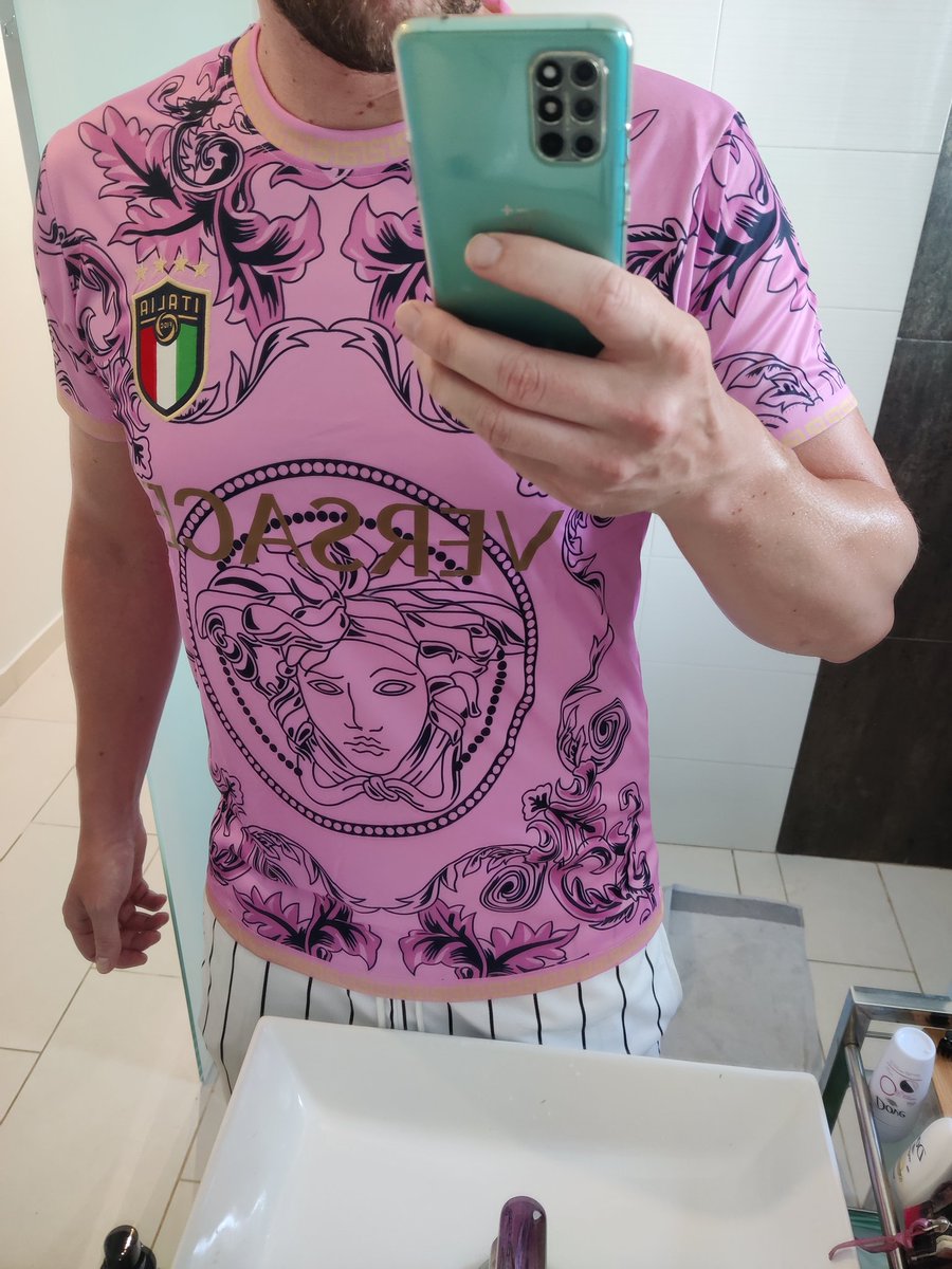 Er þetta nóg Versace eða þarf þveng við ? <a href="/EgillGillz/">Egill Einarsson</a>