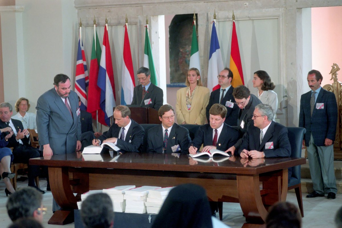 🖊️Tasan kolmekymmentä vuotta sitten 24.6.1994 allekirjoitettiin Suomen EU-liittymissopimus Korfun Eurooppa-neuvoston kokouksessa. 

Euroopan unioni on Suomen tärkein poliittinen ja taloudellinen viitekehys ja arvoyhteisö. 🇫🇮🇪🇺