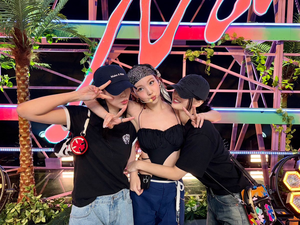 JYPETWICE's tweet image. 무더위의 오아시스같은 hot girl 나연 🌴🌊
나연 사랑단 모미🐻🐧의 응원으로 더욱 든든했던 오늘의 엠카 무대💕  
더운 날씨에 지치지 말고 모두 임나연C 챙기세요 💛

This hot girl aesthetic NAYEON is like an oasis in the heat 🌴🌊
Today's M COUNTDOWN stage was filled with love from…