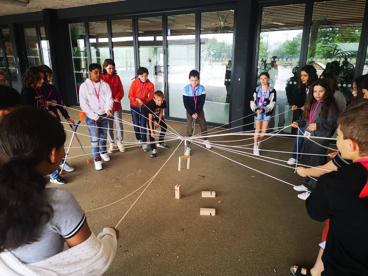 M. Pittet travaille la coopération avec les élèves de 6e dans le cadre du programme #Unplugged avec le jeu en bois de la tour de Fröbel.