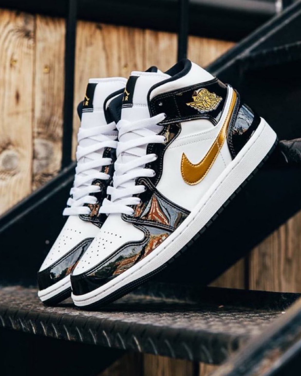 Air jordan 1 mid black white gold sale