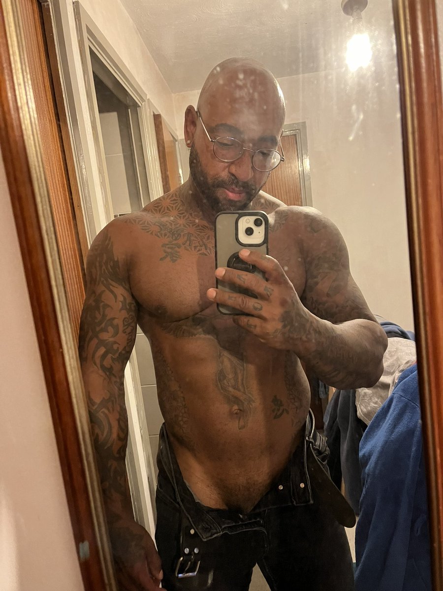 Mrrumpshaker's tweet photo. Who will help me clean my mirror 😜 https://t.co/1RSTdIsGGe