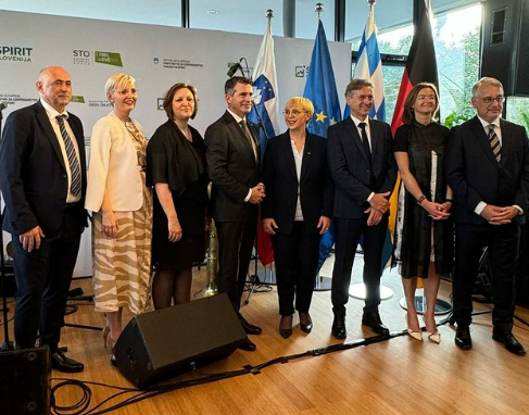 TilenMajnardi1's tweet photo. Danes bo kar skupinska žurka, seveda to ni dopust, ampak neodložljive službene obveznosti. Tisti, ki še manjkajo pa pridejo popoldne. #prioritete #zdravstvo #šolstvo #sociala #upravneenote #poplave #stanovanja https://t.co/aewNtn90CA